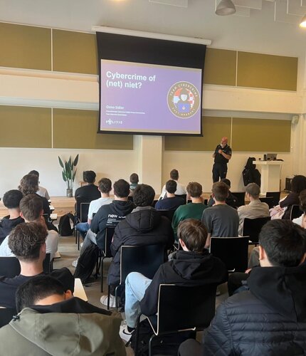 Studenten bouwen, politie breekt: cyberstrijd barst los 